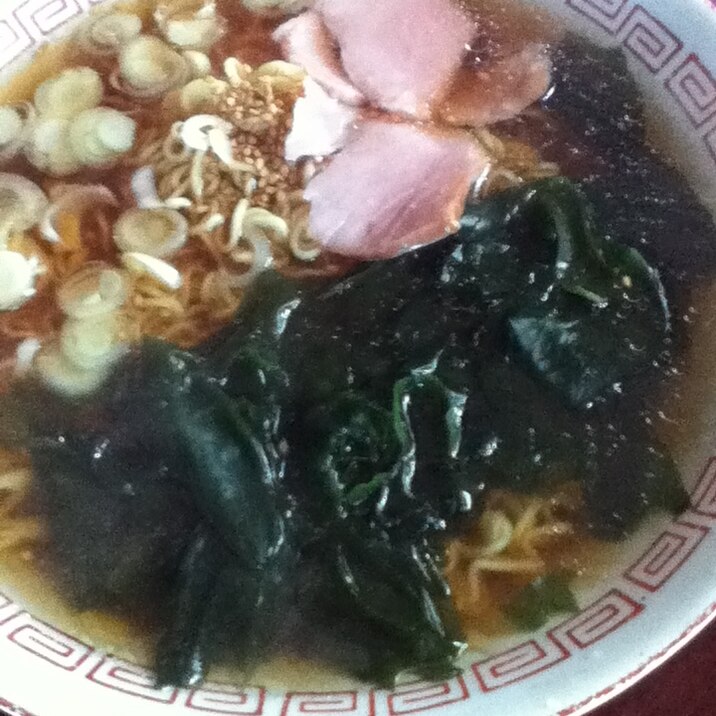 スモークハムとワカメの醤油ラーメン